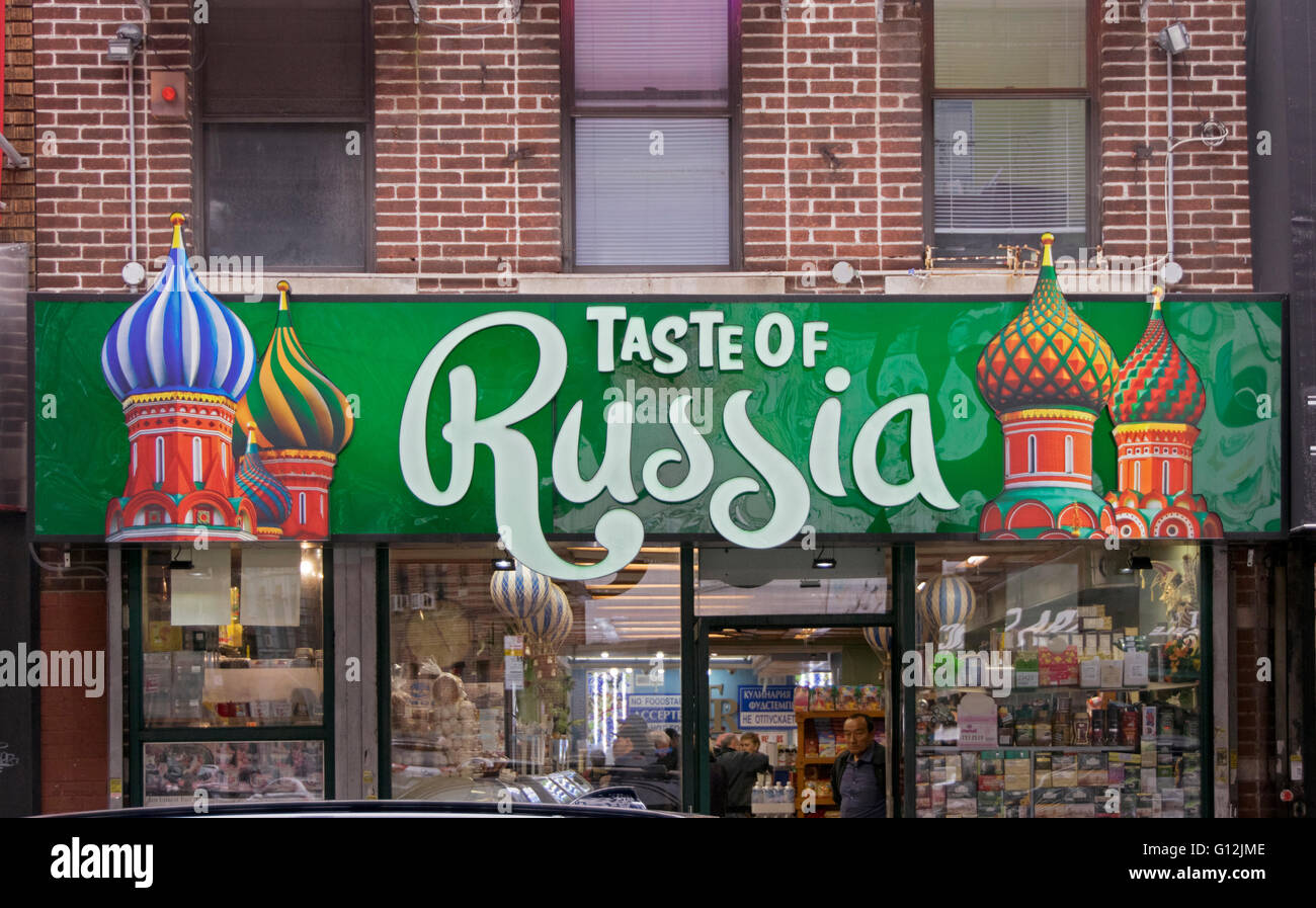Melden Sie sich für den Geschmack der russischen Lebensmittelgeschäft auf Brighton Beach Avenue unter el in South Brooklyn, New York. Stockfoto