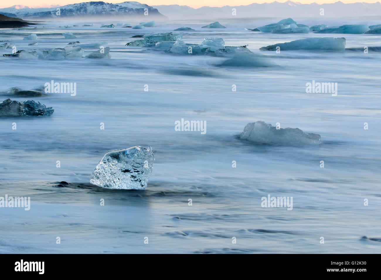 Eisblöcke am Ufer, Vatnajoekull Nationalpark, Island Stockfoto