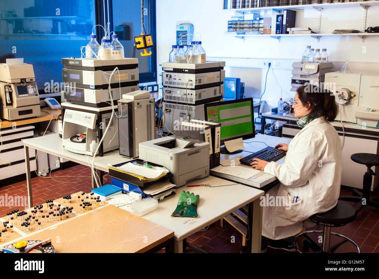Wissenschaftlicher Mitarbeiter im Labor am Computer am Institut für Pharmazeutische Biologie und Biotechnologie. Stockfoto