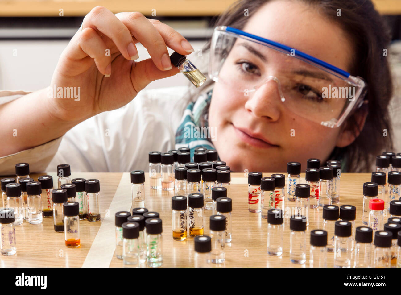 Forscher untersuchen verschiedene Proben im pharmazeutischen Labor Stockfoto