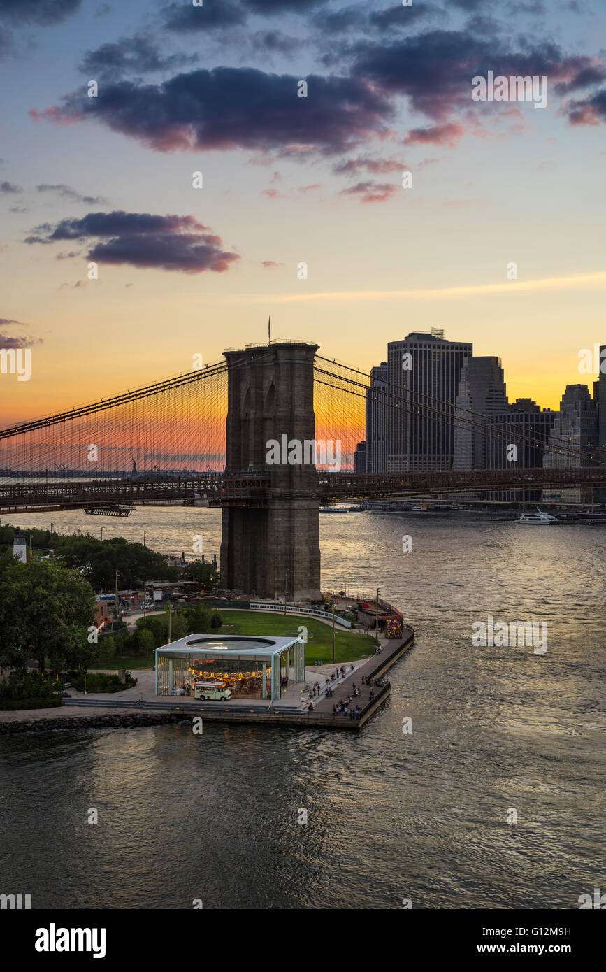 Blick auf die Brooklyn Bridge, Karussell und Financial District bei Sonnenuntergang. Blick auf Dumbo und dem East River, New York City Stockfoto