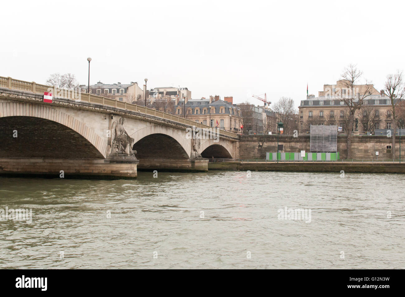 Pont des Invalides, die niedrigsten Brücke durchqueren den Fluss Seine in Paris, Frankreich. Stockfoto