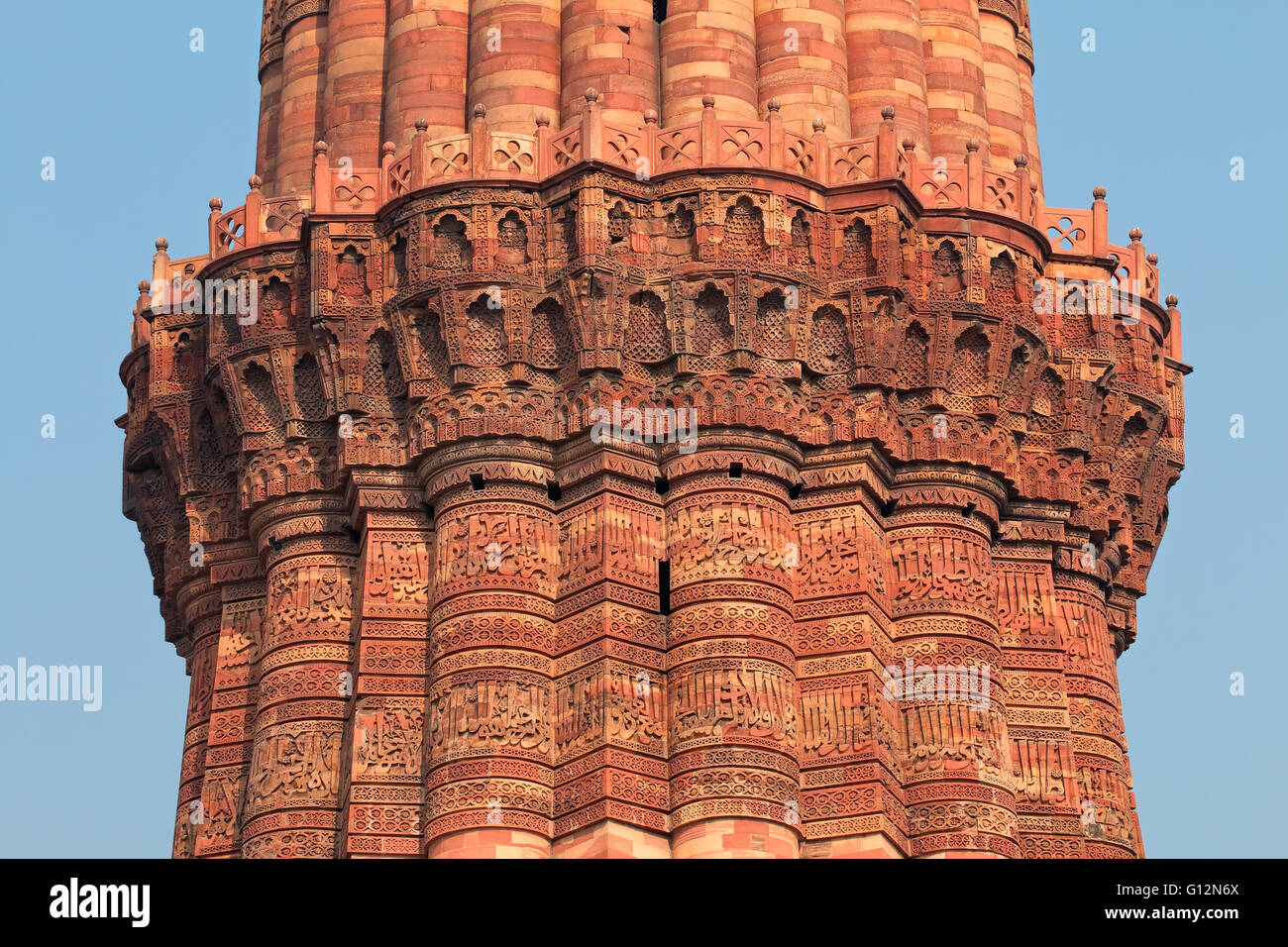 Komplizierten Details der Qutub Minar aus rotem Sandstein-Turm (Minarett), Delhi, Indien Stockfoto