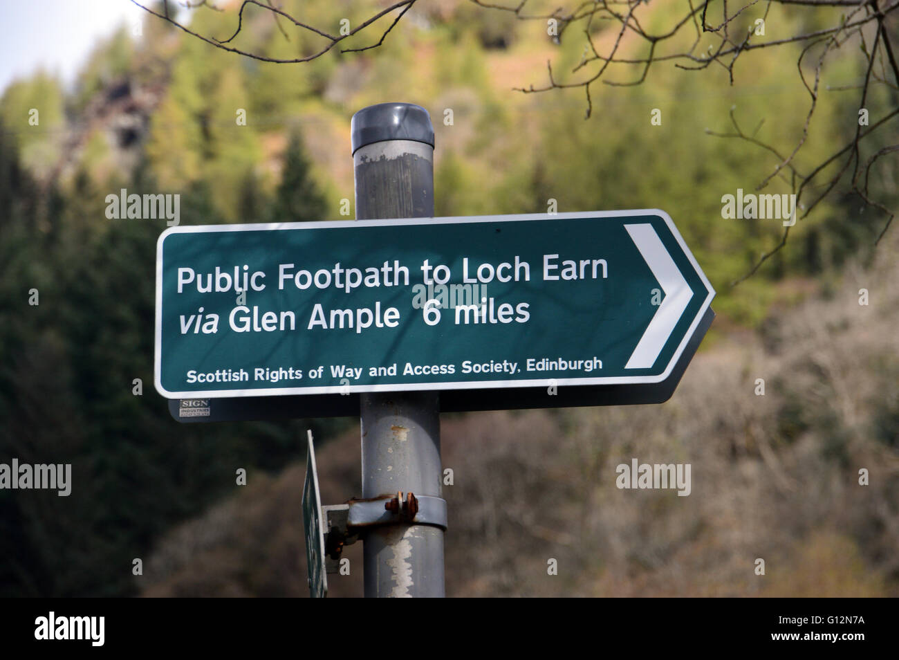 Metall Schild zeigt auf Loch Earn über Glen Ample aus der Layby in der Nähe von Ardchullarie mehr Lodge am Loch Lubniag Stockfoto