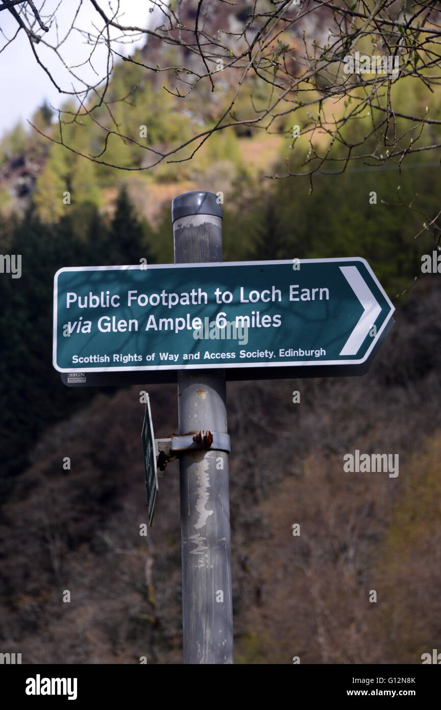 Metall Schild zeigt auf Loch Earn über Glen Ample aus der Layby in der Nähe von Ardchullarie mehr Lodge am Loch Lubniag Stockfoto