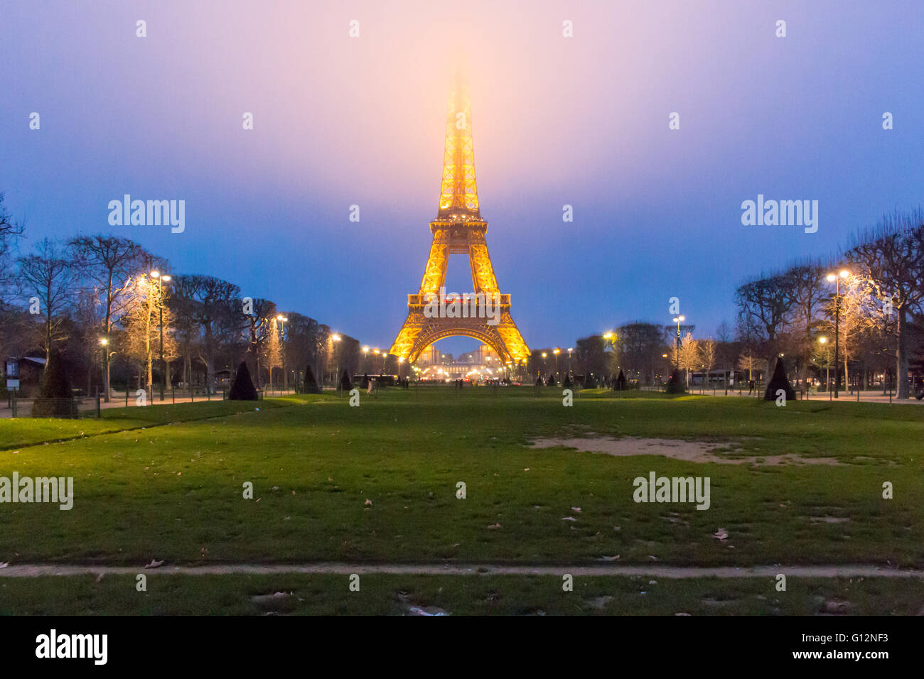 Eiffelturm am Abend. Paris, Frankreich. Stockfoto