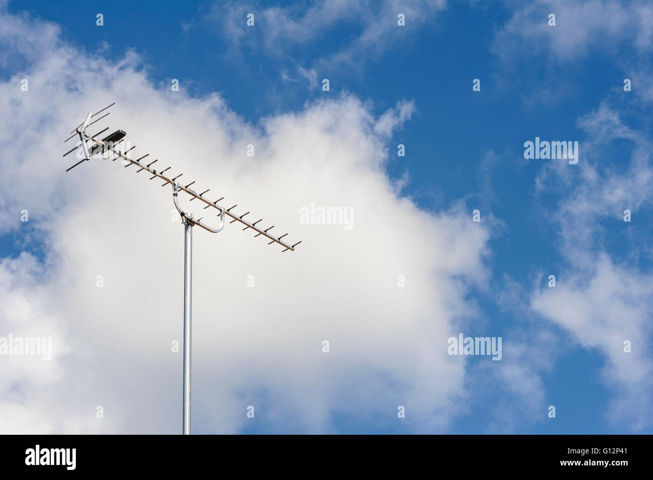 TV-Antenne auf einem Dach, mit extra lange Unterstützung. Stockfoto