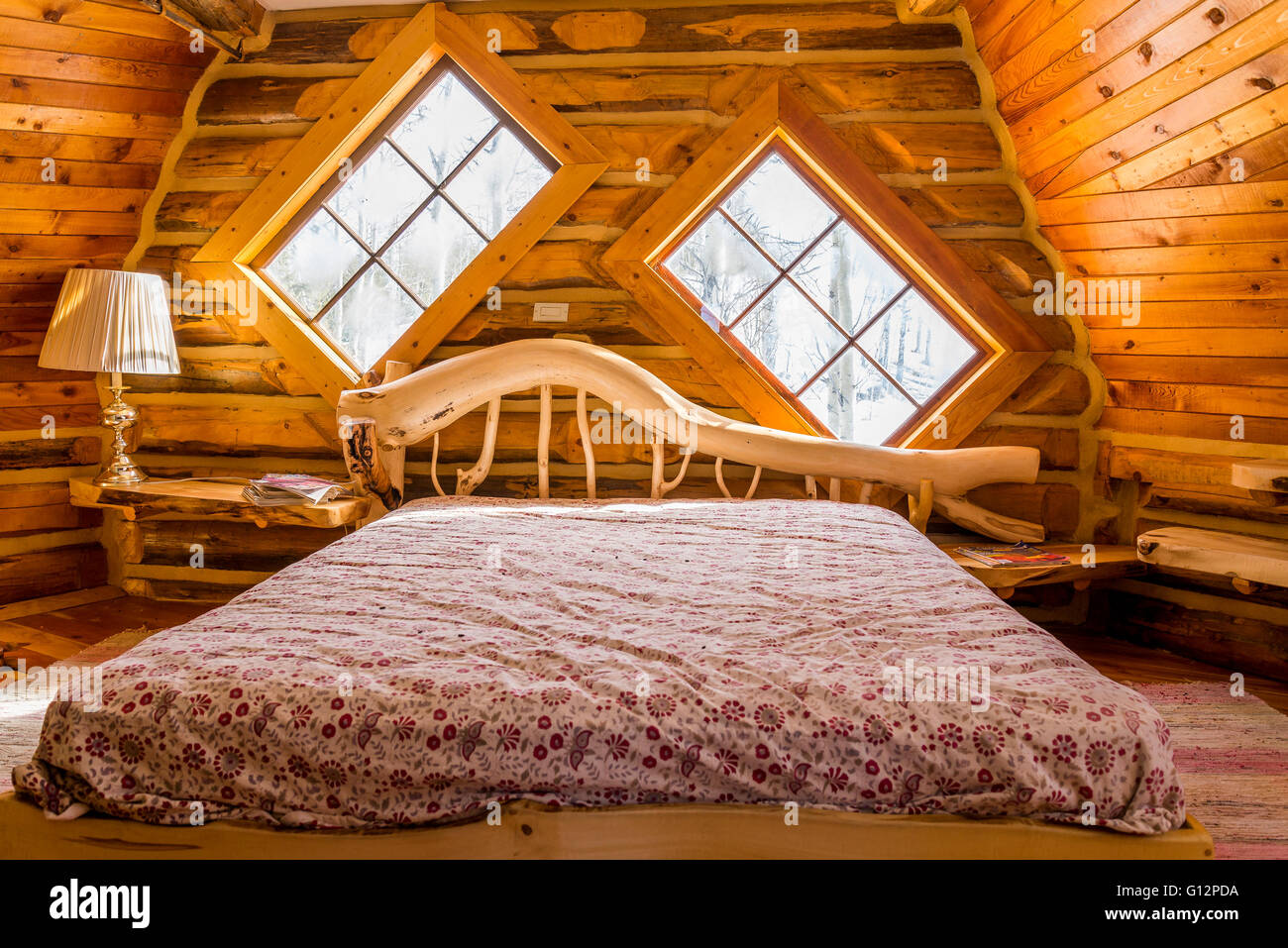 Handgefertigte Bett in funky Blockhaus Stockfotografie - Alamy