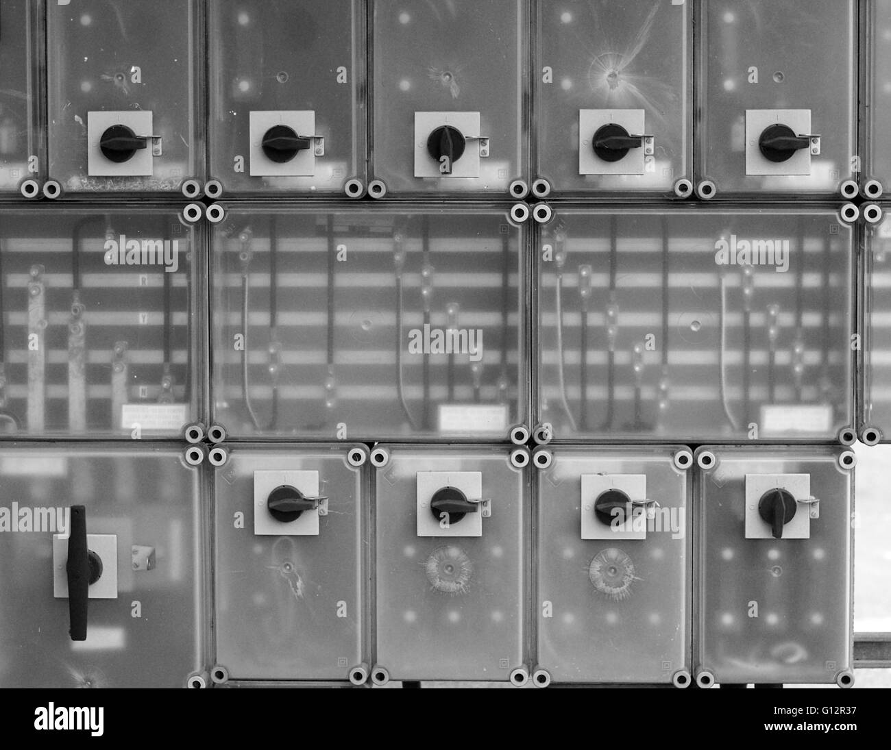 Elektronische Kontrollbox mit mehreren Switches und Acrylgehäuse Stockfoto