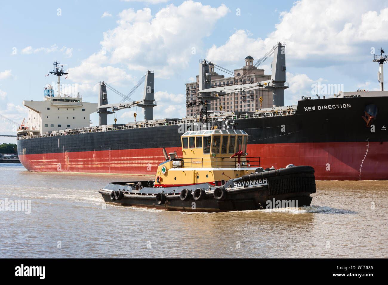 Schlepper "Savannah" führt Bulk Carrier Schiff "Neue Richtung" entlang des Savannah River in Savannah, Georgia. Stockfoto