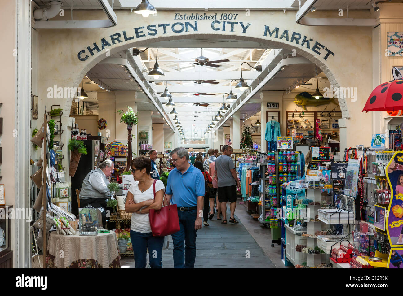 Touristen und Besucher stöbern Sie in den historischen Charleston City Market in Charleston, South Carolina. Stockfoto