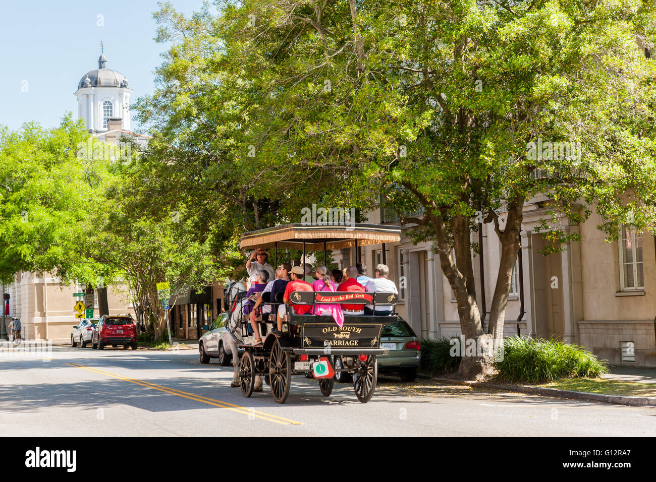 Touristen besichtigen Sie Pferdekutsche auf E Bay Street im historischen Charleston, South Carolina. Stockfoto