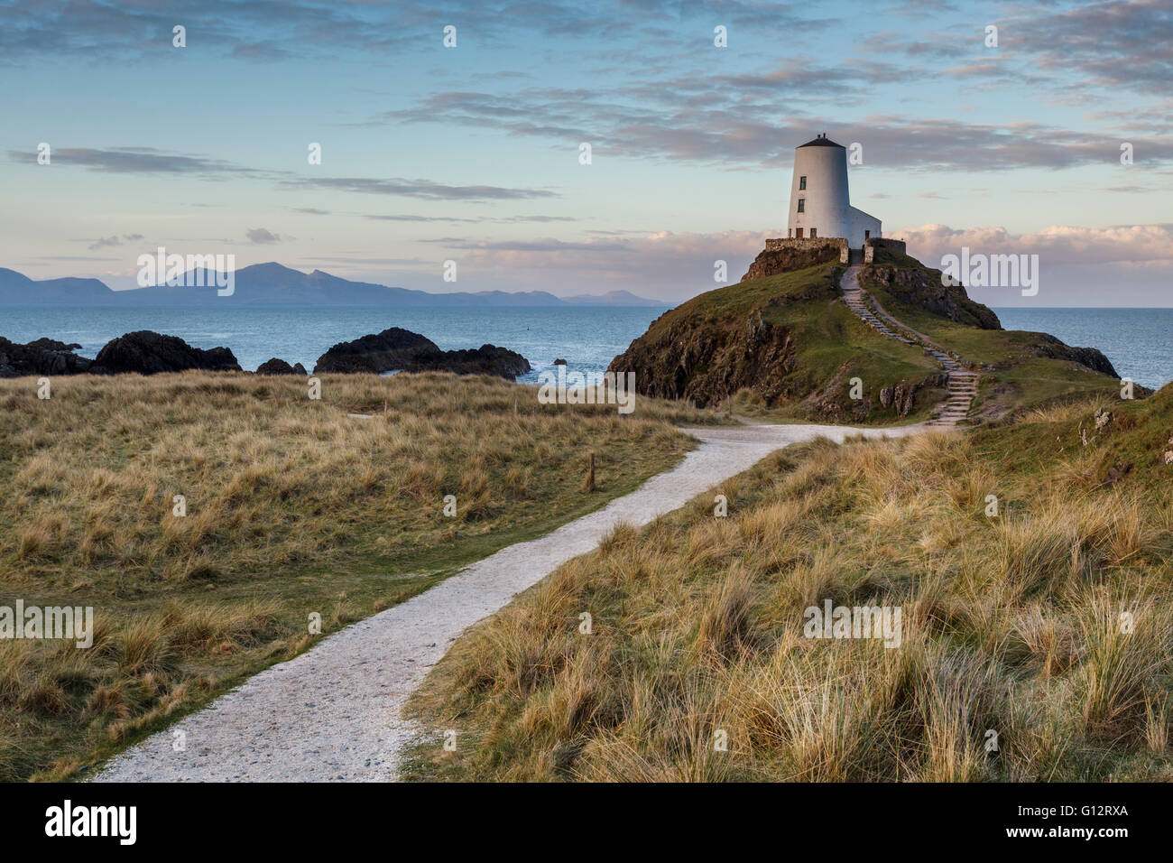 Tŵr Mawr Leuchtturm auf Llanddwyn Island, Anglesey, North Wales UK bei Sonnenaufgang. Stockfoto