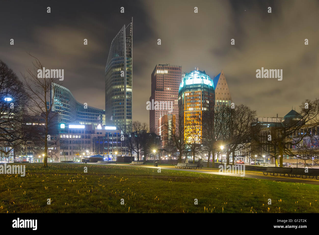 Den Haag Stadt Skyline bei Nacht. Den Haag ist der Regierungssitz der Niederlande und die Hauptstadt der Provinz Stockfoto