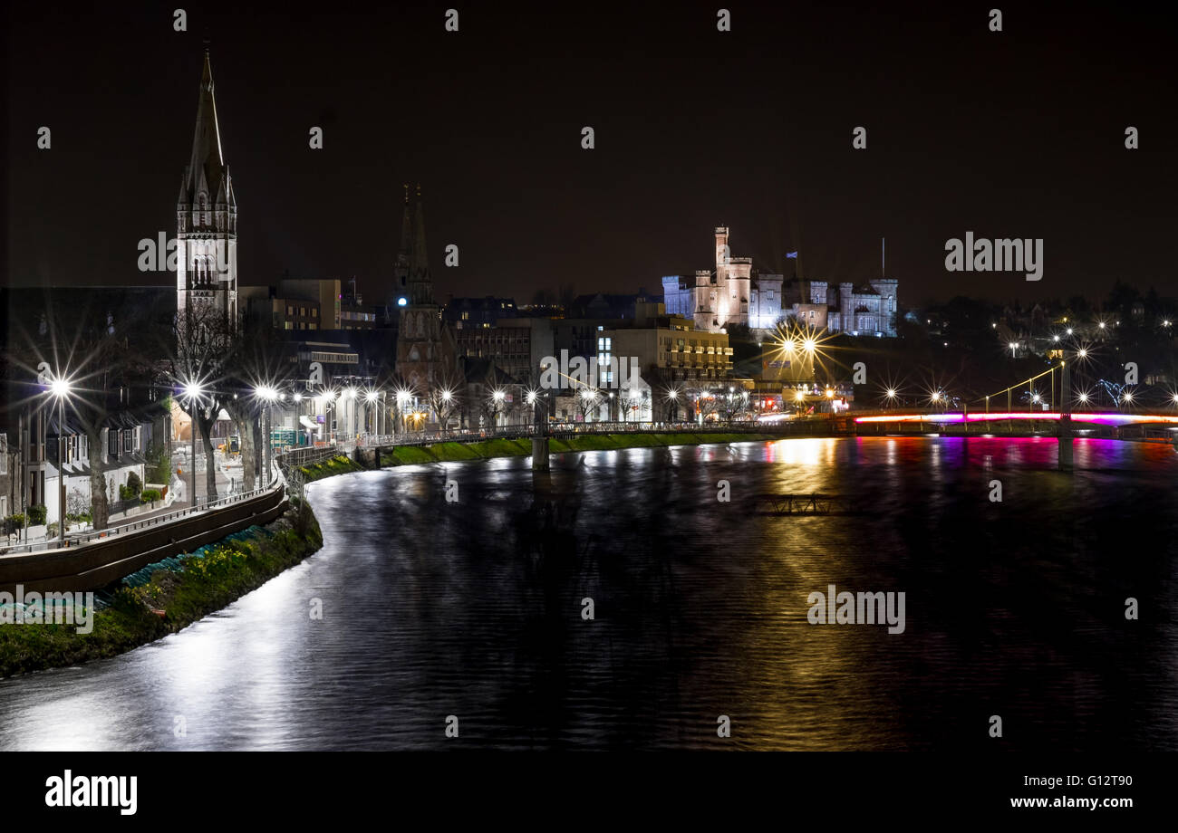 Inverness Castle & River Ness in der Nacht. Stockfoto