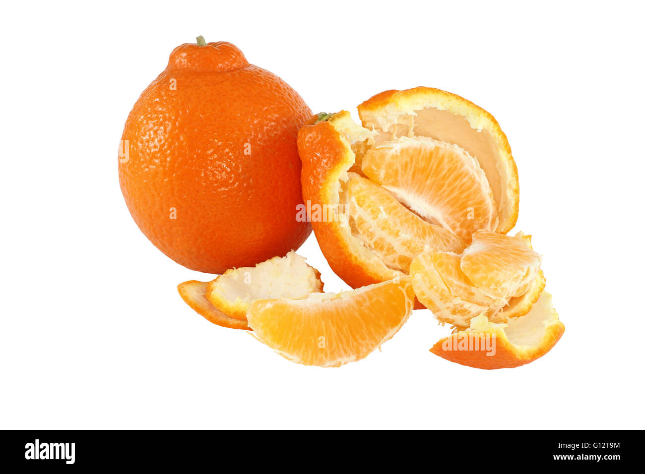 Ganze Mandarine Frucht und gebrochene Stück Mandarine Obst isoliert auf weißem Hintergrund Stockfoto