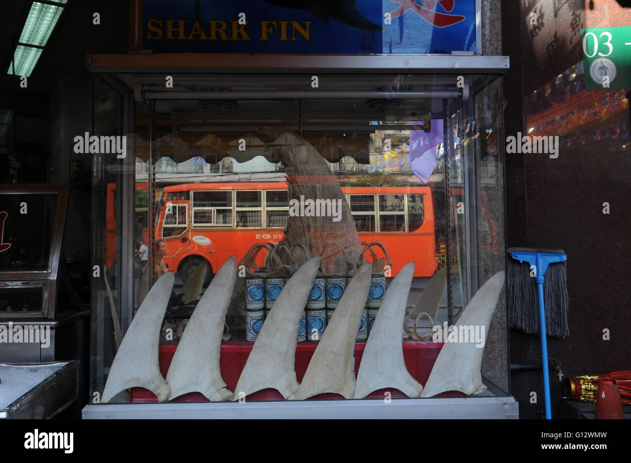 Reflexion der lokalen Bus im Fenster der Shark Fin soup Restaurant, Chinatown, Bangkok, Thailand. Credit: Kraig Lieb Stockfoto