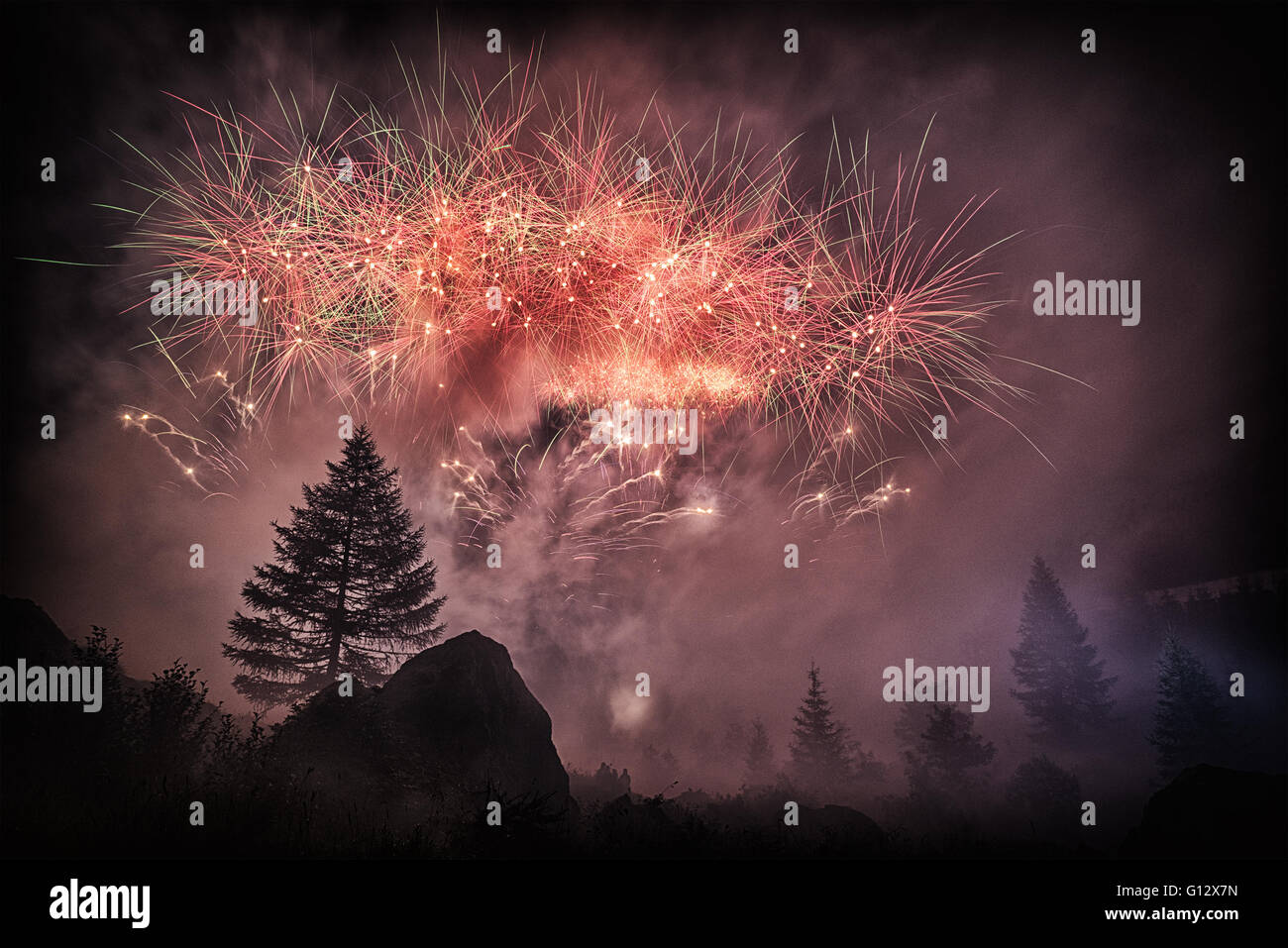Feuerwerk in den Wald in der erstaunlichen Sommernacht, Toce Wasserfall - Piemont, Italien Stockfoto