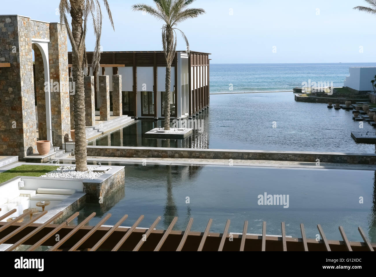 HERAKLION, Kreta, Griechenland - 13. Mai 2014: Dem großen blauen Swimmingpool, moderne Gebäude mit Säulen, Palmen und Strand im hotel Stockfoto