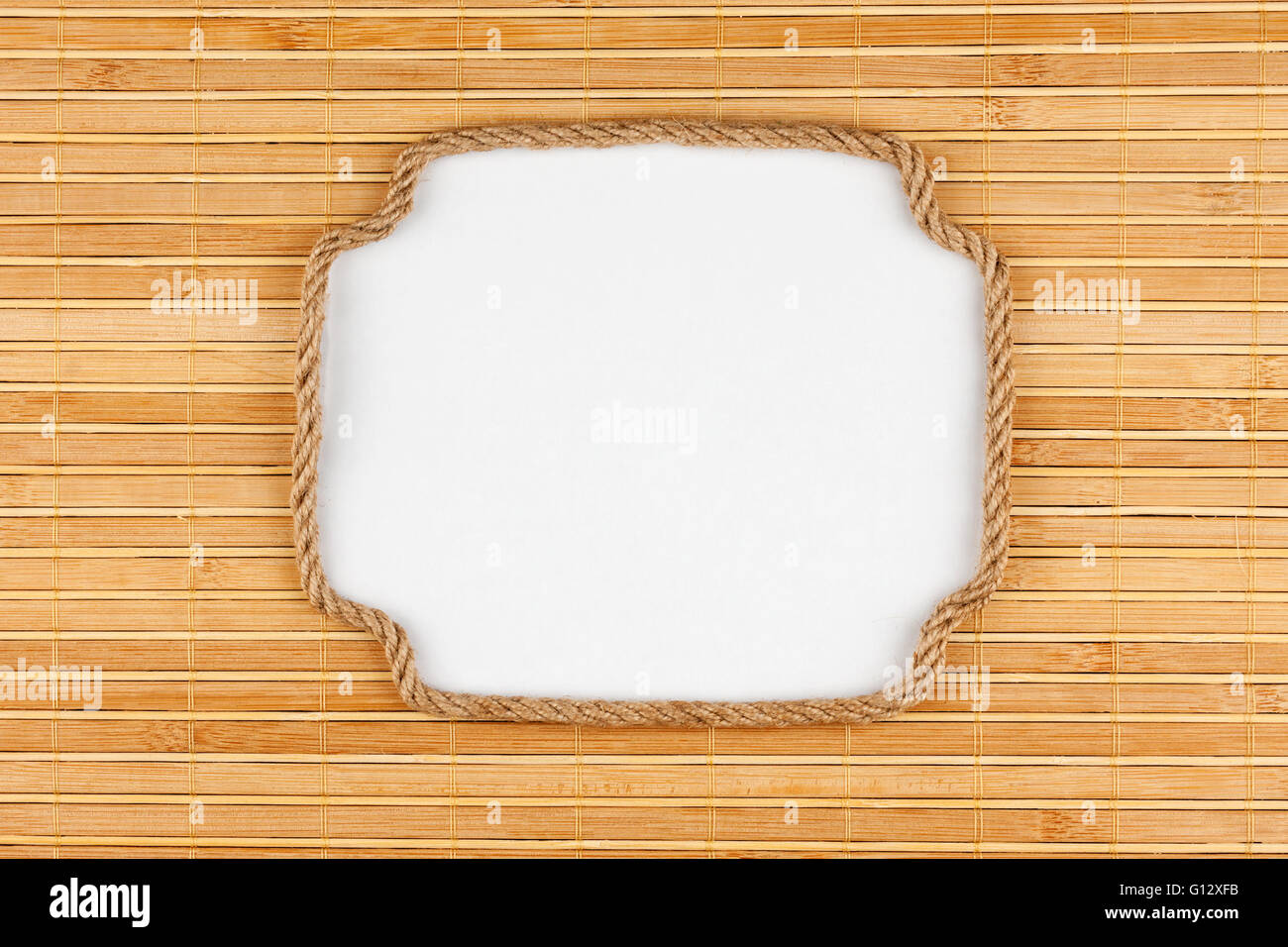 Rahmen des Seiles auf einer Bambusmatte liegend mit einem weißen Hintergrund für Ihren Text, Ansicht von oben Stockfoto