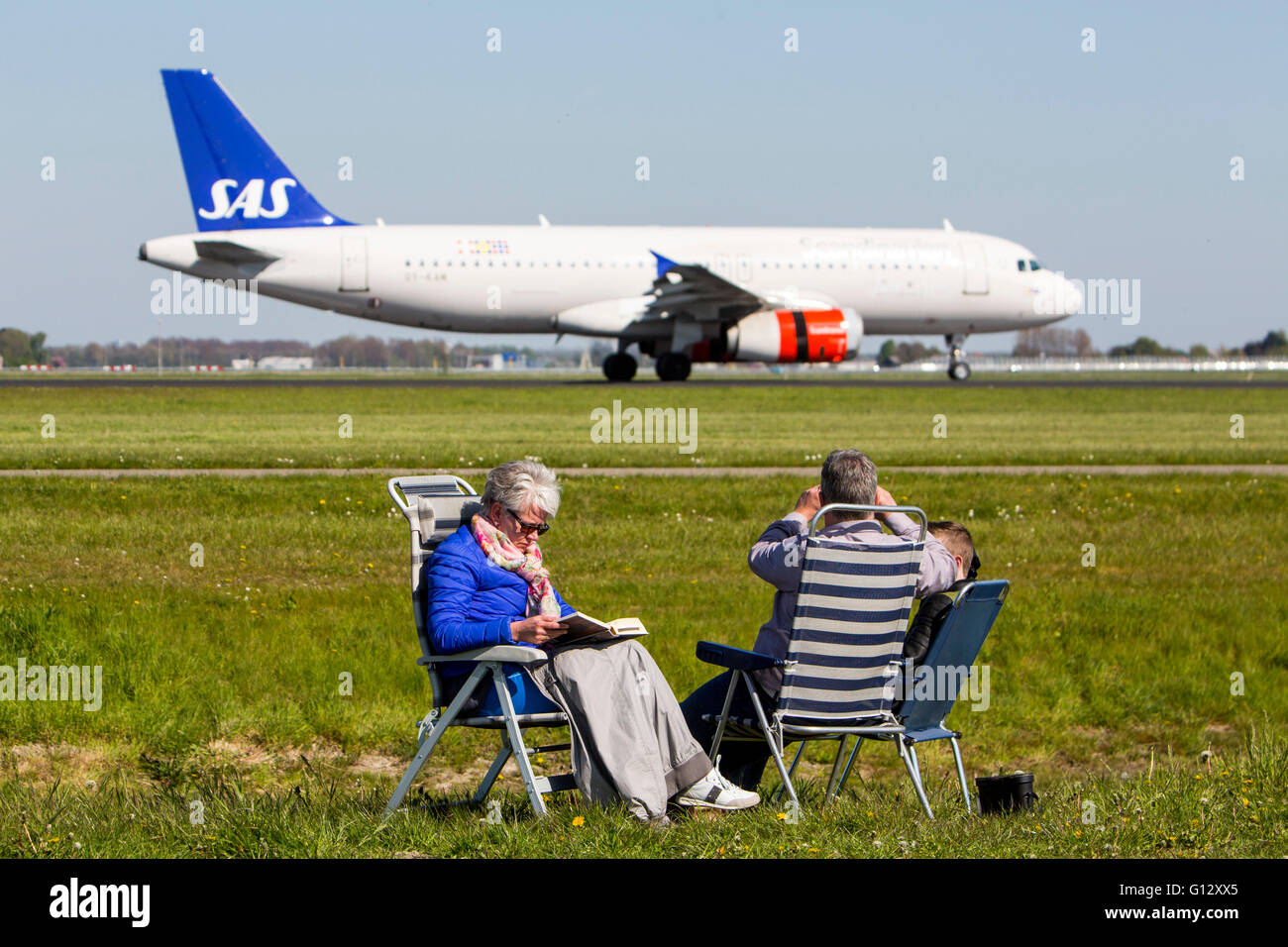 Schiphol Flughafen, Flugzeug-Spotter auf Polderbaan, 18R / 36L, offiziellen Aussichtspunkt auf dem Laufsteg, Amsterdam, Niederlande, Stockfoto