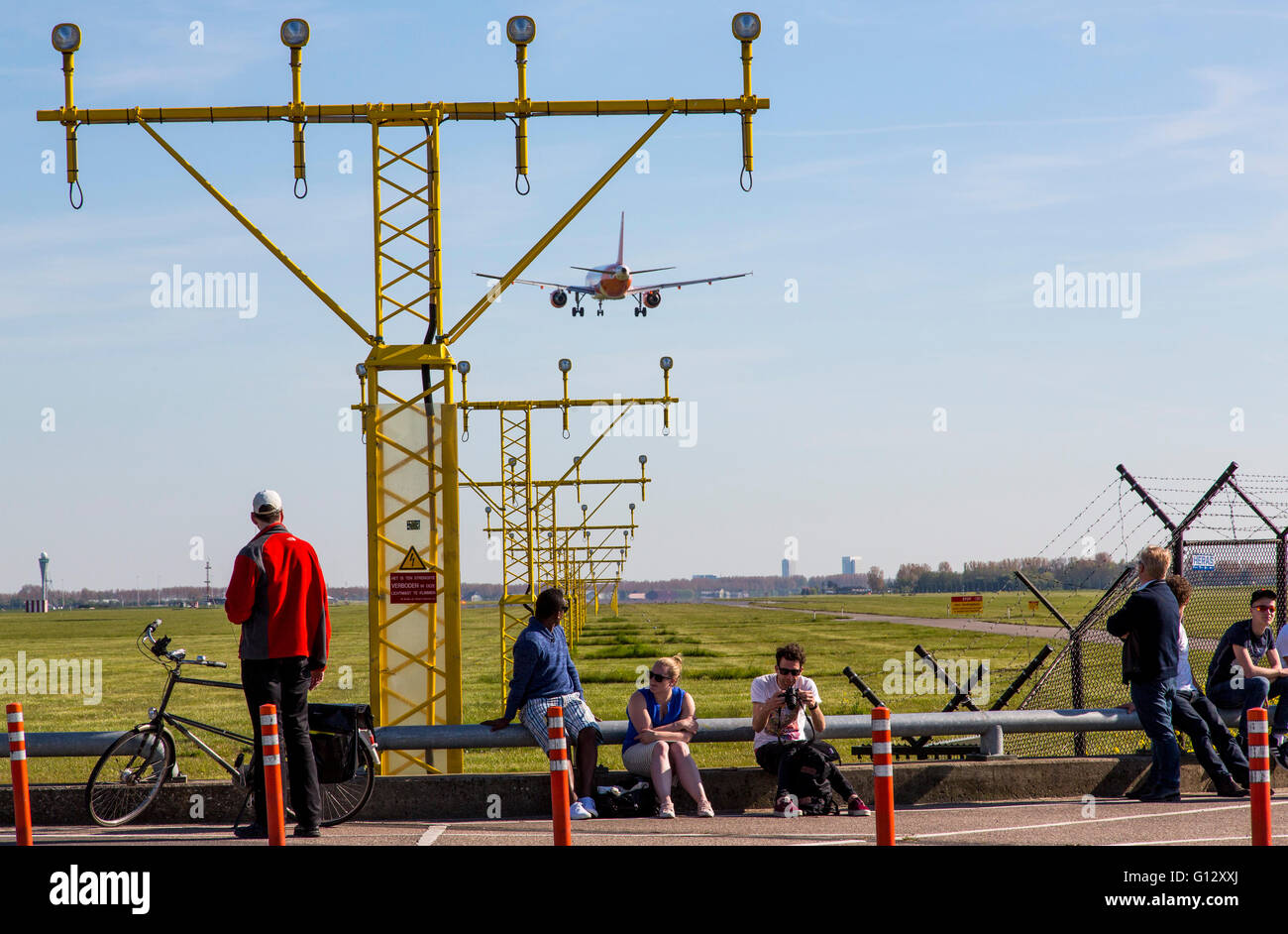 Schiphol Flughafen, Flugzeug-Spotter auf Polderbaan, 18R / 36L, offiziellen Aussichtspunkt auf dem Laufsteg, Amsterdam, Niederlande, Stockfoto