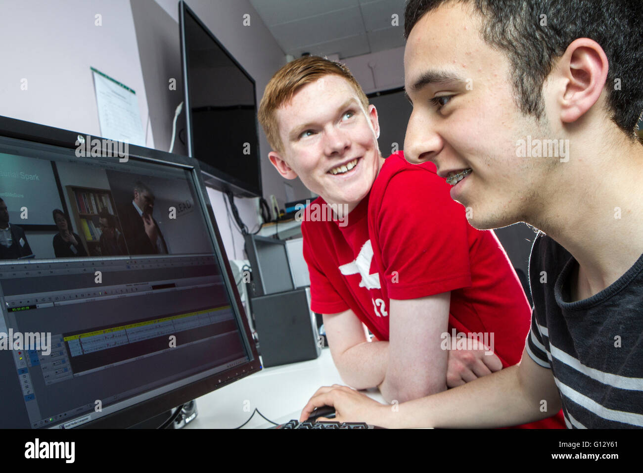 Medien-Studenten bearbeiten von Filmmaterial Stockfoto
