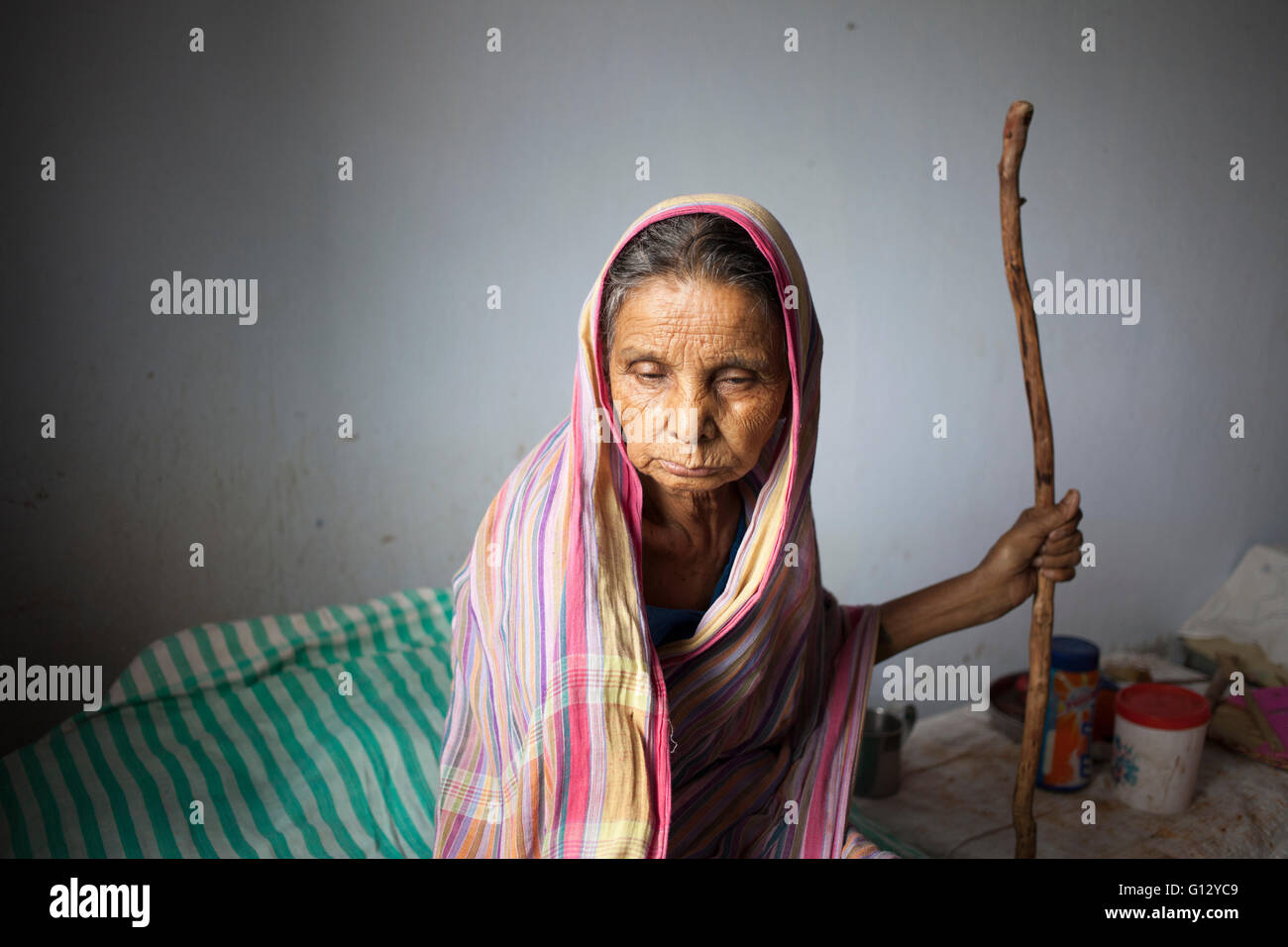 Alte Frau hat schon alleine im Pflegeheim in Bankura in West-Bengalen, Indien, da sie durch Lepra erfolgt ist. Stockfoto