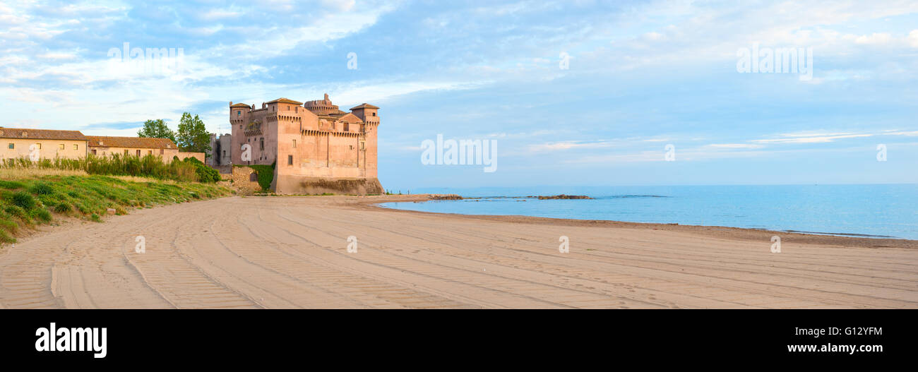 Die Burg von Santa Severa in Italien, malerischen Panoramablick auf Strand und Meer bei Sonnenuntergang Stockfoto