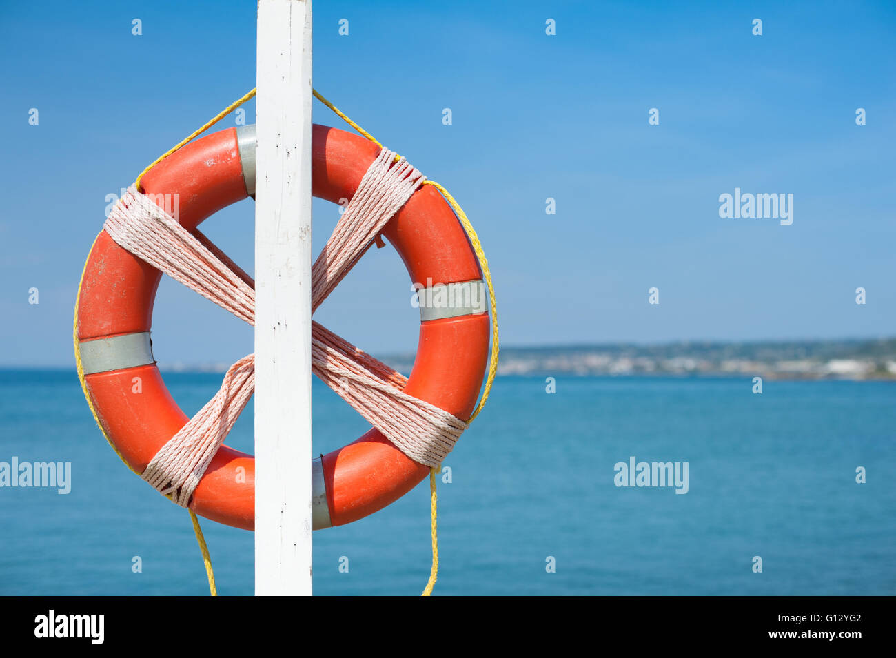 Roten Rettungsring Symbol der Sicherheit hautnah leer aus Fokus blauen Meer im Hintergrund Stockfoto