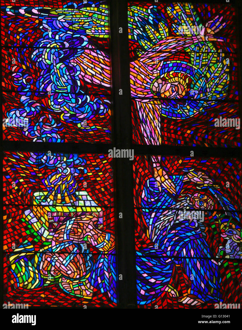 Glasfenster in St. Vitus Cathedral, Prag, Darstellung von Abraham und die Bindung des Isaak auf Moriah. Stockfoto