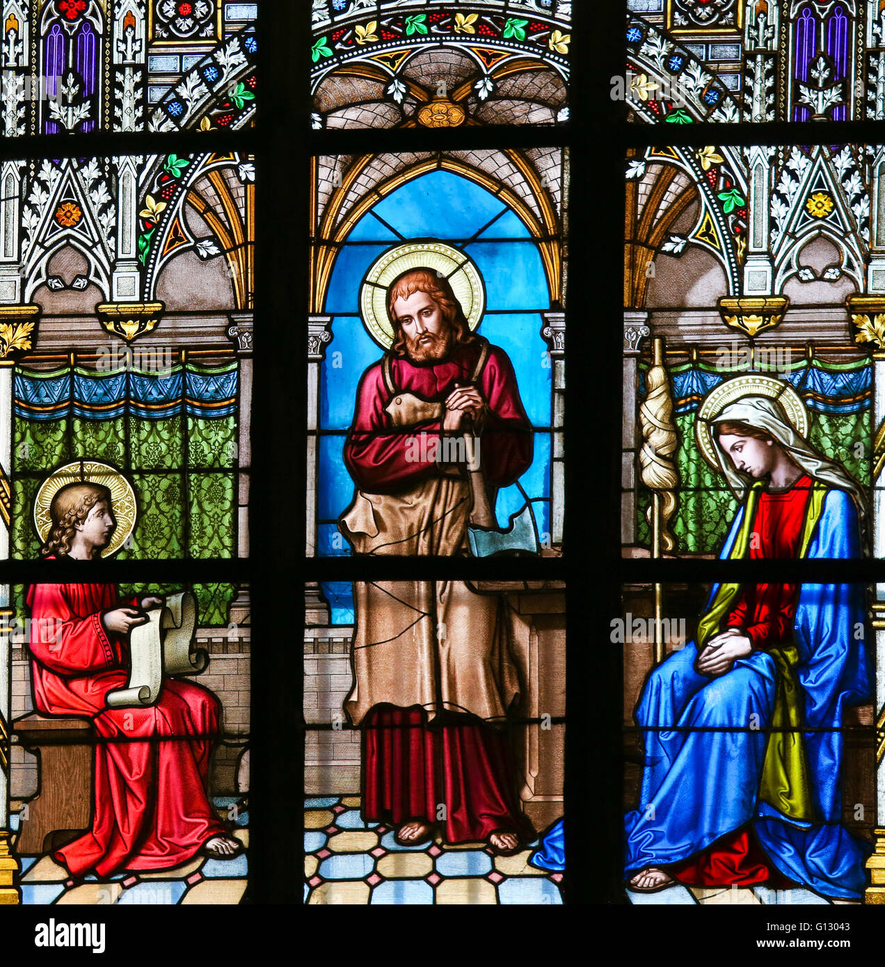 Glasfenster in St. Vitus Cathedral, Prag, Darstellung von Jesus als Heranwachsender Studium der heiligen Texte Stockfoto