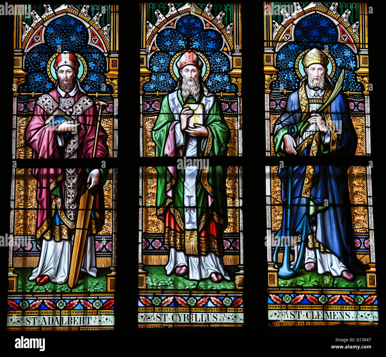 Glasfenster in St. Vitus Cathedral, Prag, Darstellung des Heiligen Adalbert von Prag, Cyril und Clement. Stockfoto