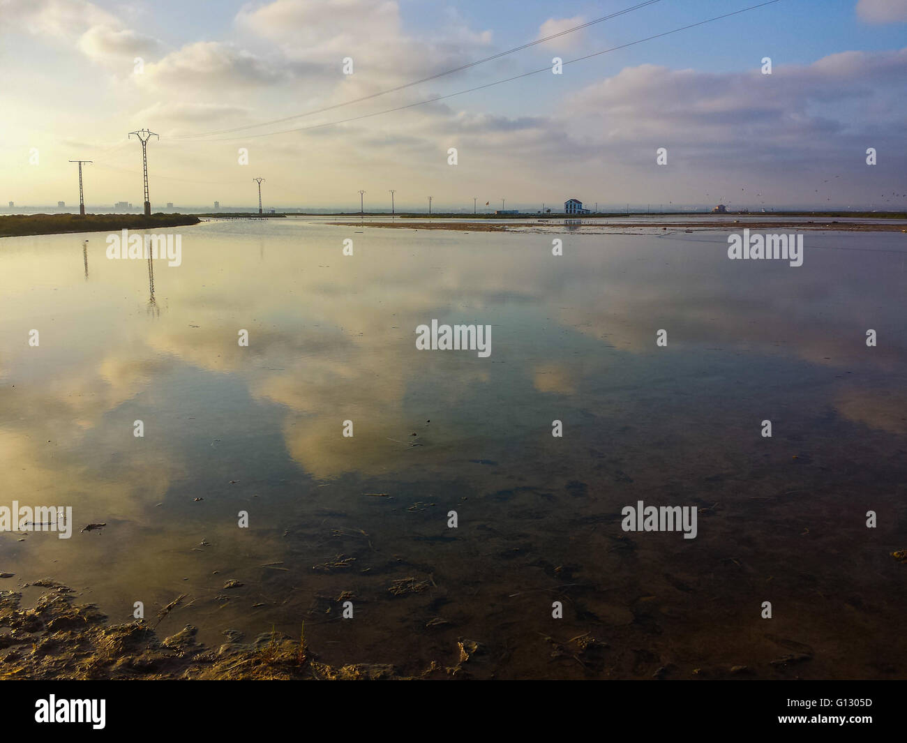 Sonnenuntergang am Strand neben dem ruhigen Meer Stockfoto