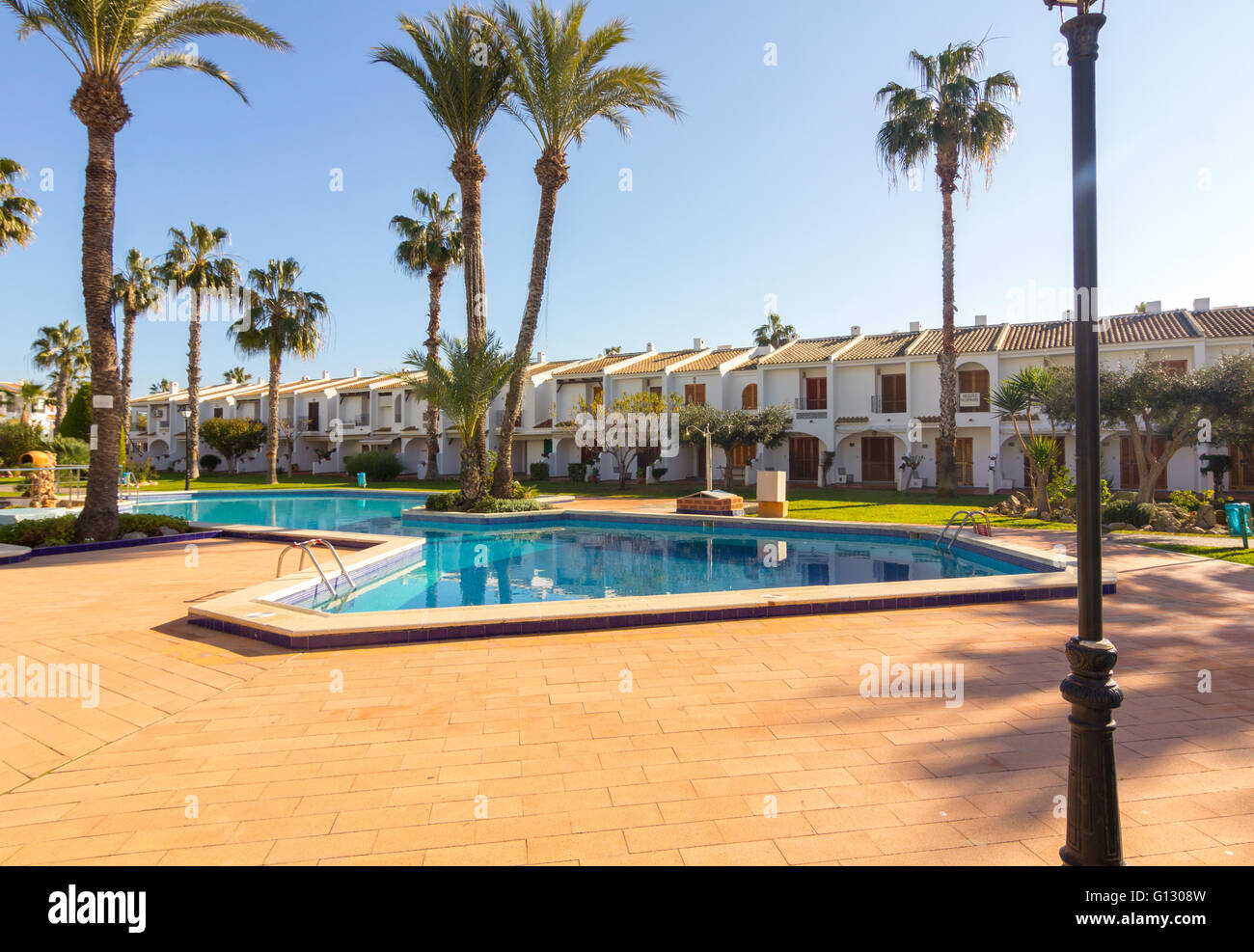 Pool mit weißen Häusern, die typisch für Südspanien Stockfoto