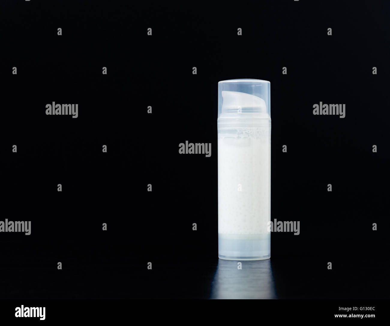 Generische Flasche Feuchtigkeitscreme auf einen dunklen Tisch. Stockfoto