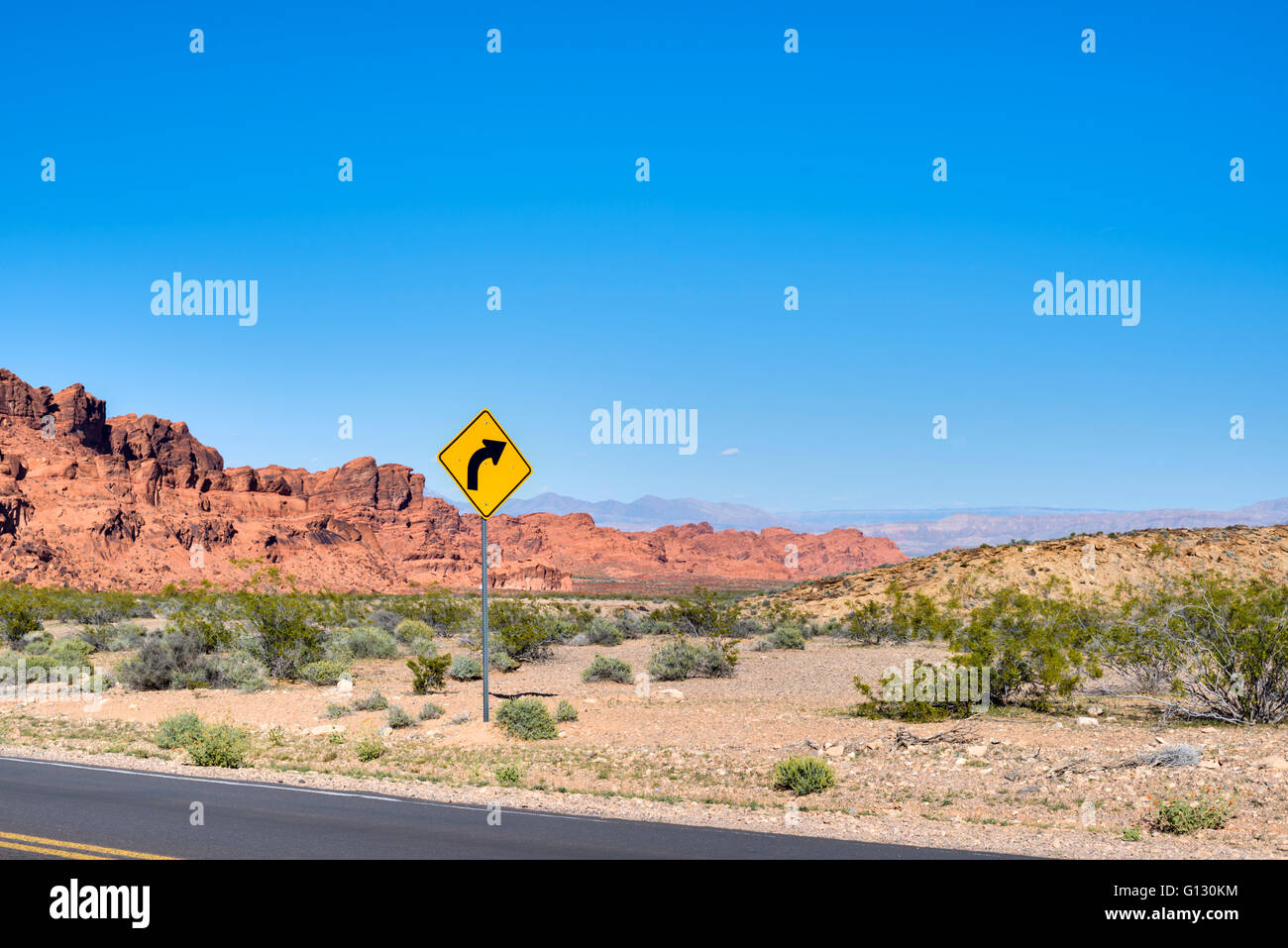Richtungspfeil Zeichen, Wüstenlandschaft. Valley of Fire State Park, Nevada. Stockfoto