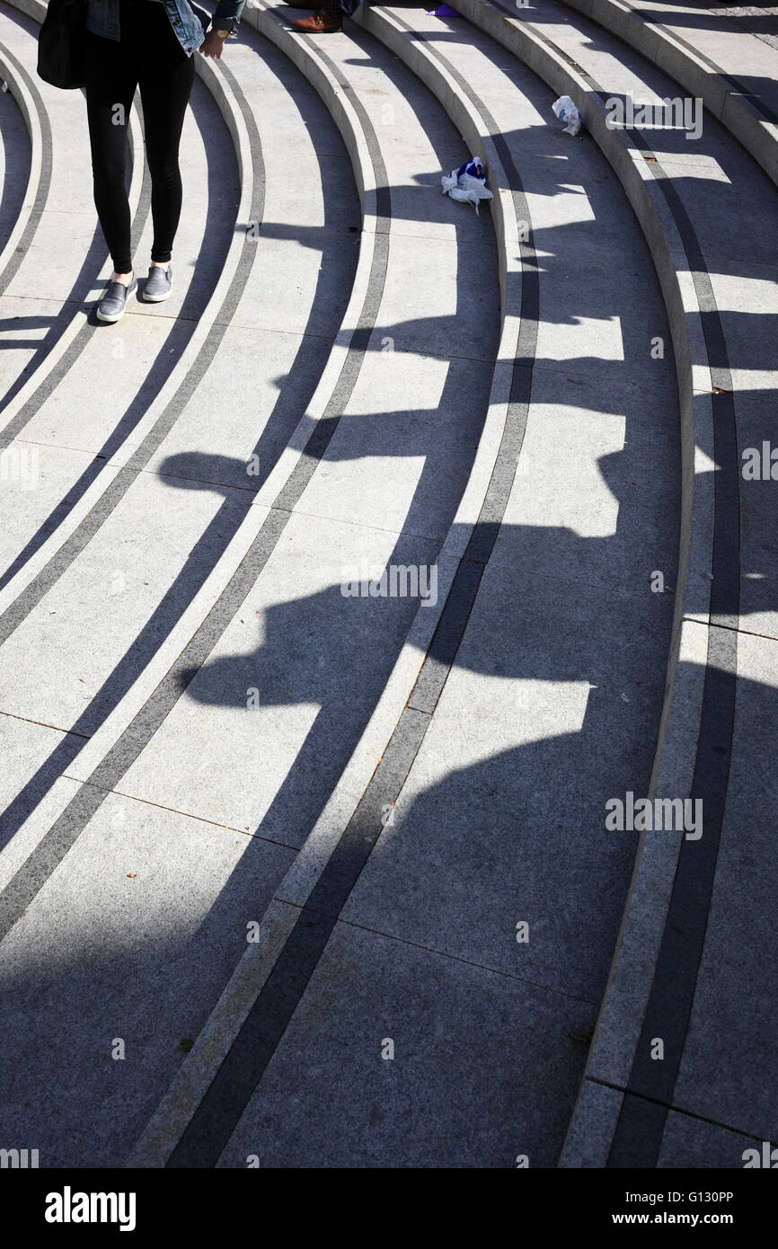 Schatten von Menschen auf der gekrümmten konkrete Schritte außerhalb des Forums in Norwich, Norfolk, Großbritannien. Stockfoto