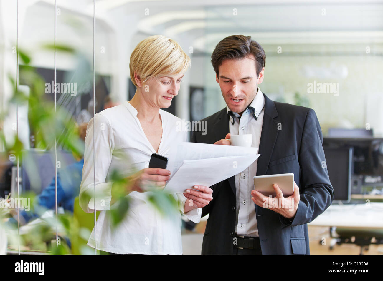 Zwei Geschäftsleute mit Entscheidungen in Office-Dateien Stockfoto