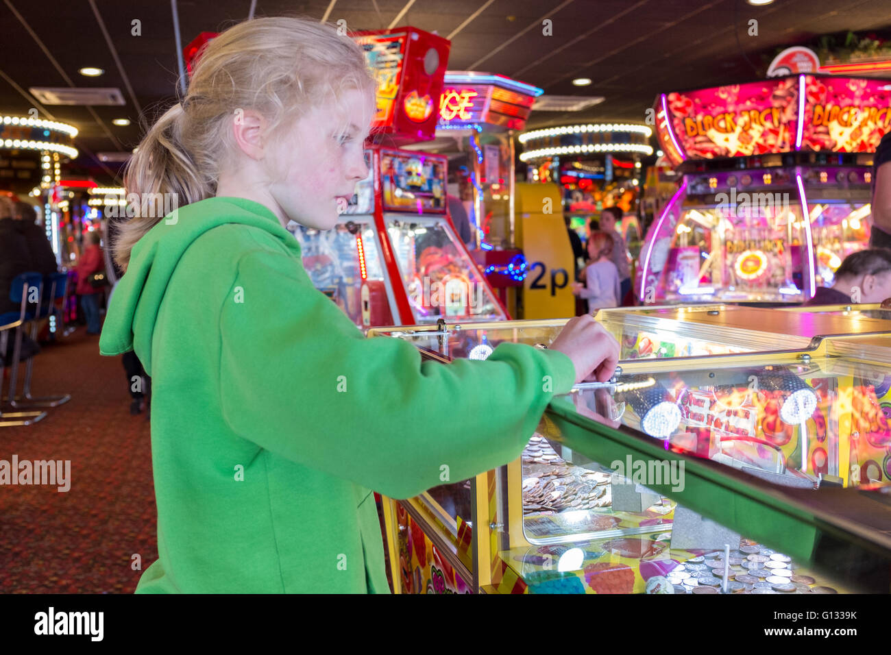 Kind spielt auf eine Spielhalle an der Morecambe UK Stockfoto