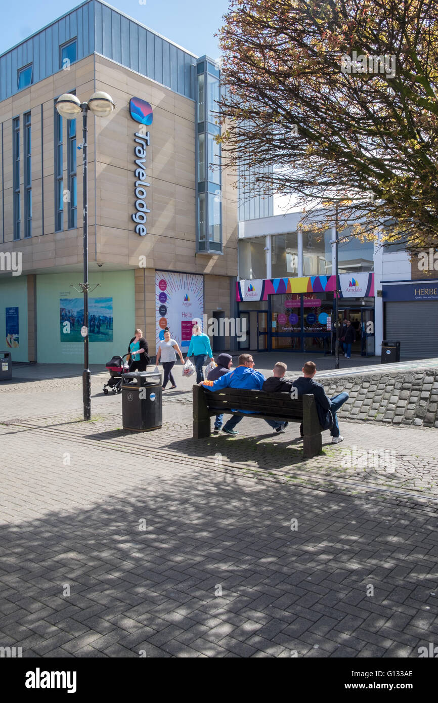 Gruppe von Jugendlichen außerhalb der Arndale Shopping Centre in Morecambe hängen Stockfoto