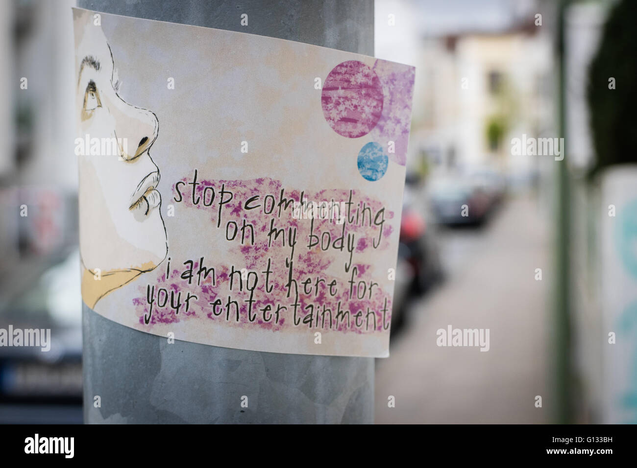 Ein Anti-Objektivierung Aufkleber auf einem Lampost liest "Stop kommentieren auf meinem Körper. Ich bin nicht hier zu Ihrer Unterhaltung. " Stockfoto