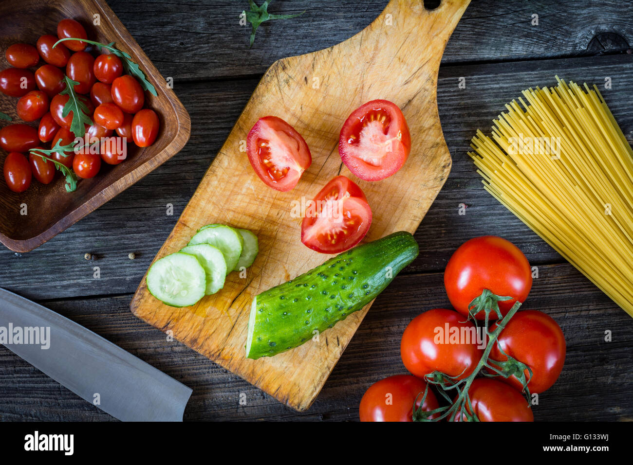 Frisches Gemüse für gesunde Salate. Kochen Zutaten auf Holzbrett, Ansicht von oben Stockfoto