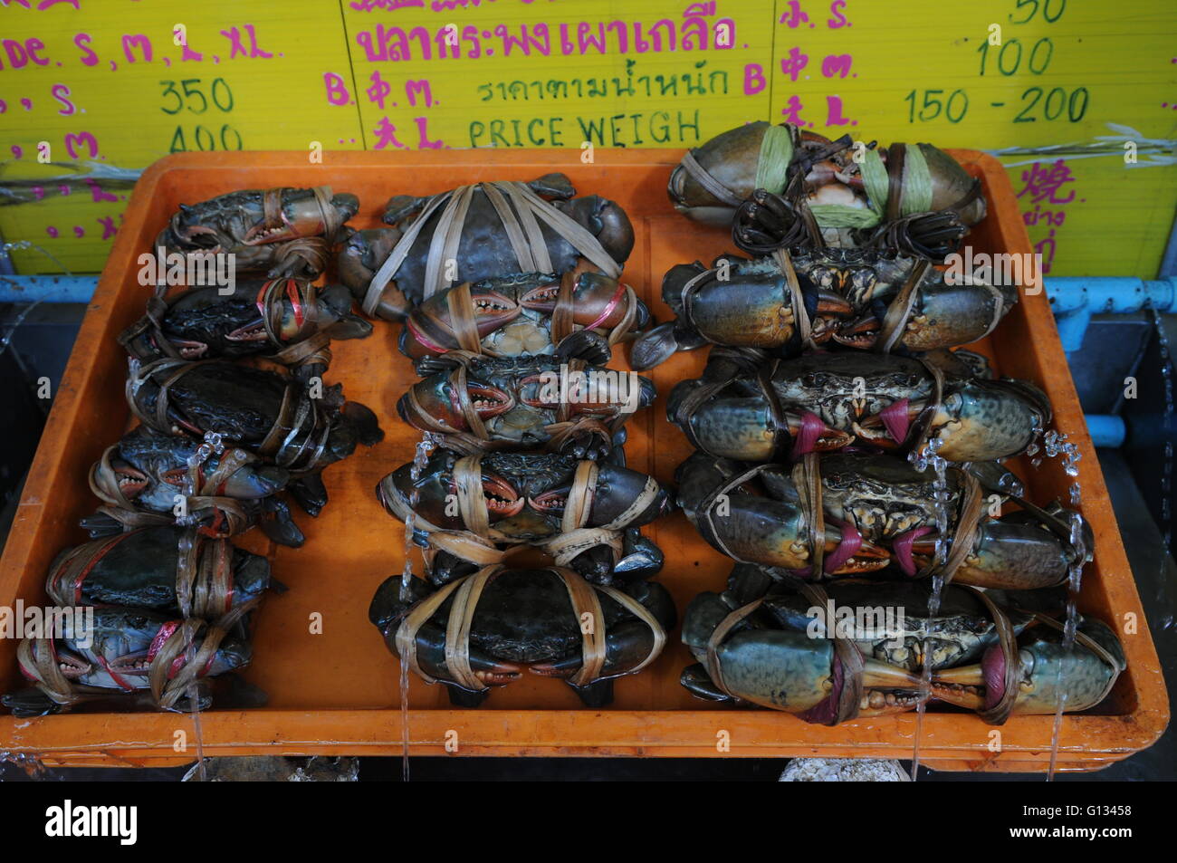 Frische Krabben zu verkaufen, zu einem freien Markt, während des chinesischen neuen Jahres, Chinatown, Bangkok, Thailand. Credit: Kraig Lieb Stockfoto