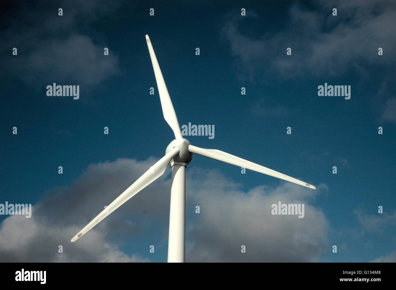 AJAXNETPHOTO. LE TOUQUET, FRANKREICH. -WINDKRAFTANLAGE IN EINEM FELD ZWISCHEN LE TOUQUET UND BOULOGNE. FOTO: JONATHAN EASTLAND/AJAX REF: R50109-547 Stockfoto