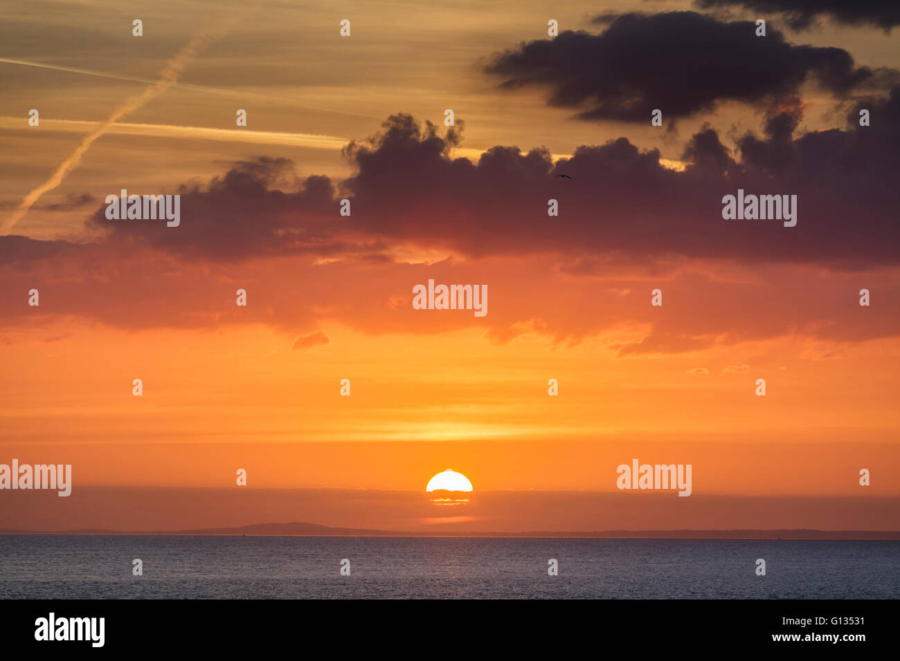 Sonnenuntergang über den Bristolkanal von Glamorgan Heritage Coast Cwm Nash Beach, South Wales, Australia Stockfoto