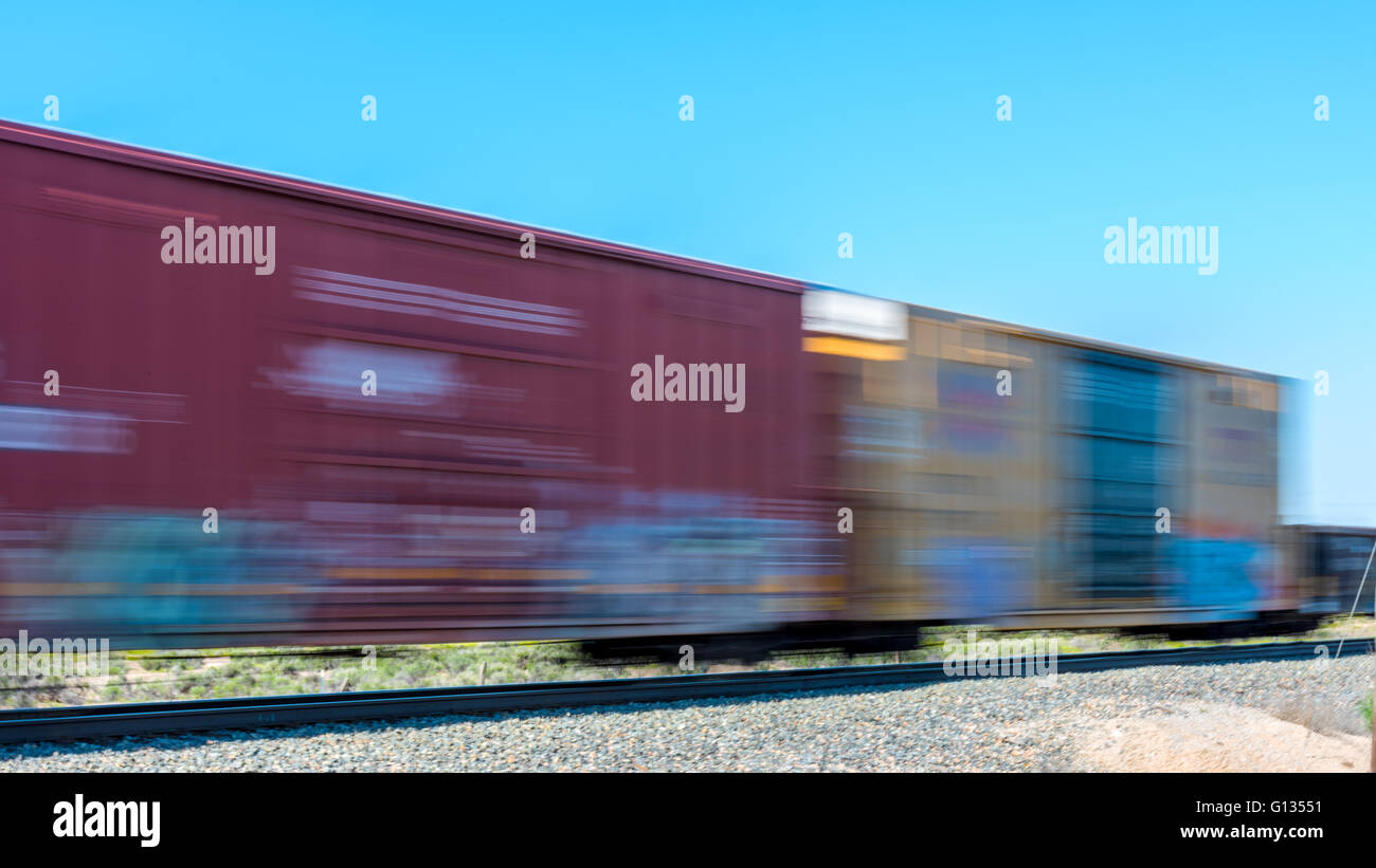 Eisenbahn Güterwagen Zuggeschwindigkeit von in einer Unschärfe Stockfoto