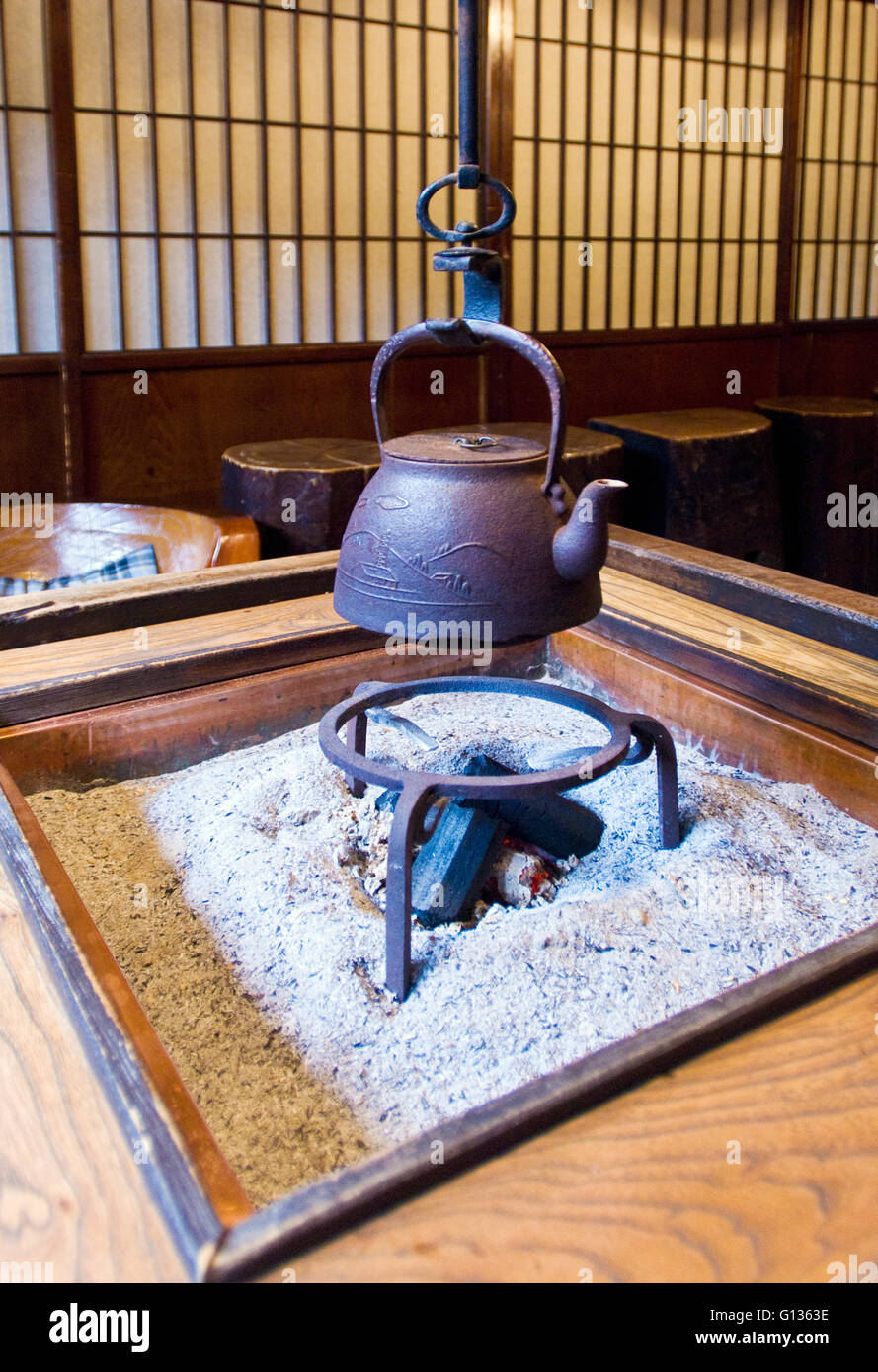 Traditionelle Irori Heizung einen Wasserkocher. Stockfoto