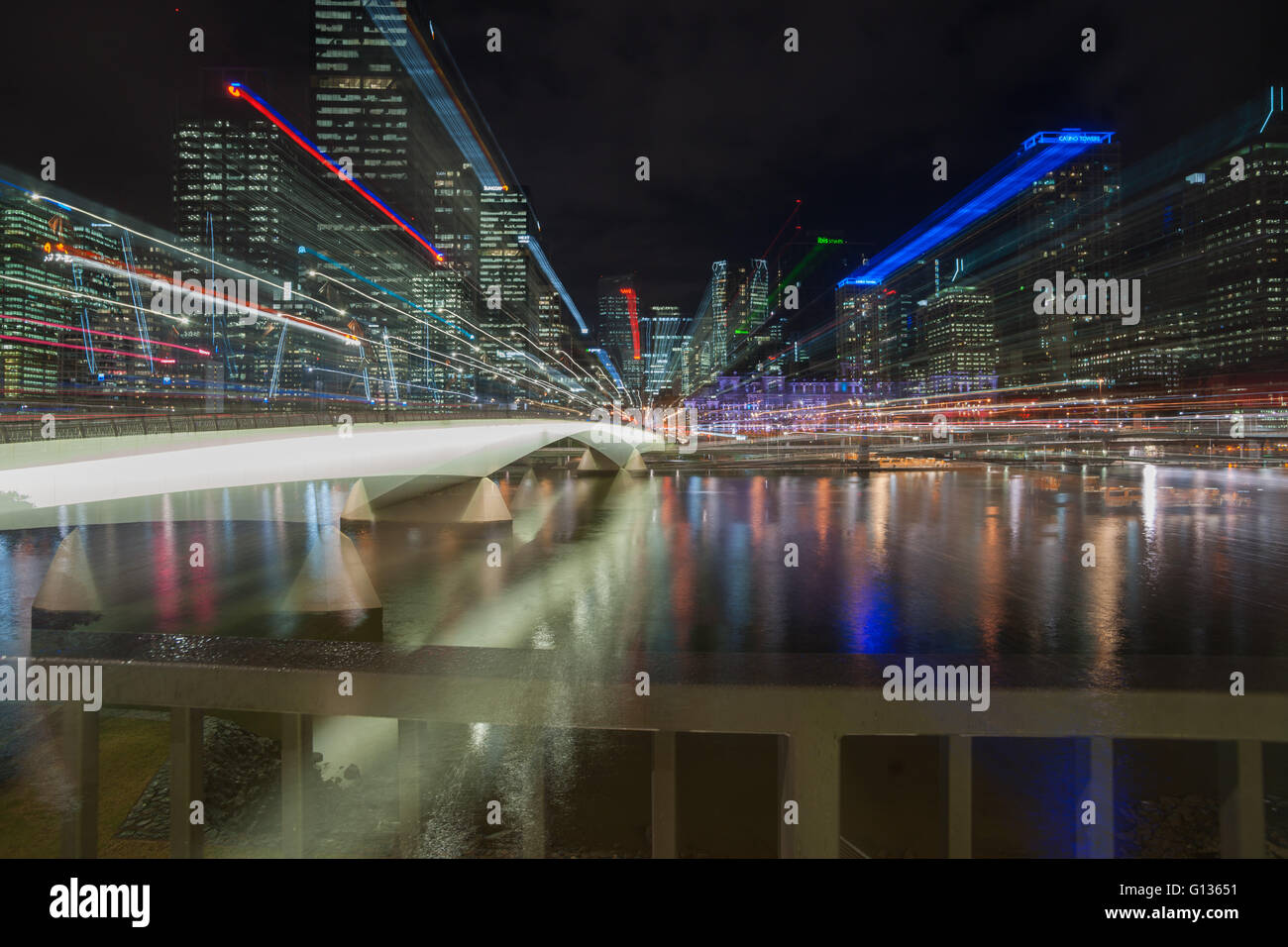 Brisbane Victoria Brücke fängt Nachtlichter stehend gegen die dunkle Nacht, den Hintergrund mit der Stadt, die Lichter zoom unscharf Stockfoto