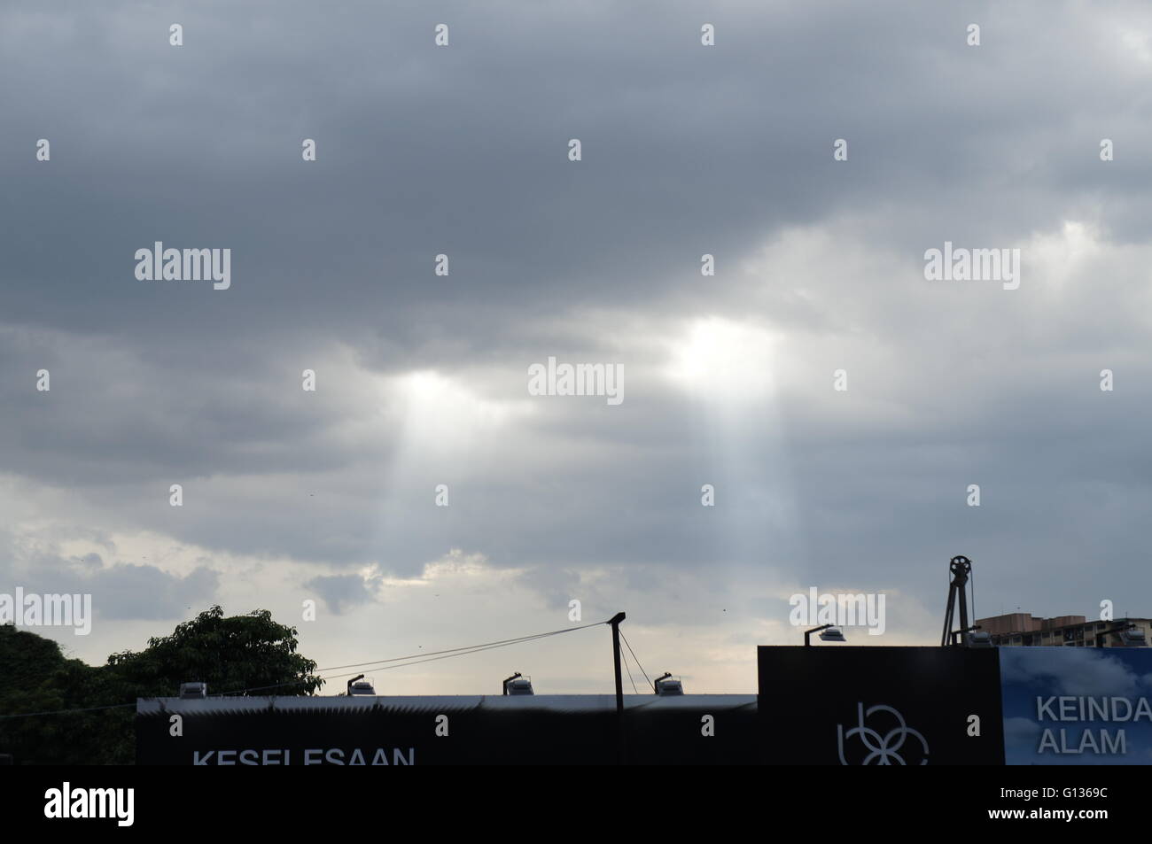 Sonnenstrahl spähen aus schweren Wolken Stockfoto